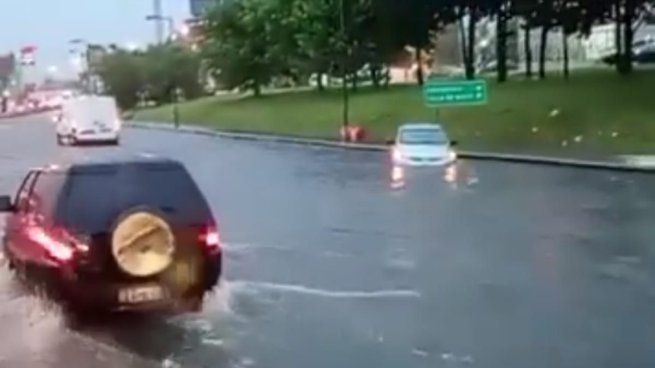 La Panamericana inundada por las intensas lluvias que ya superaron los 100 mm..