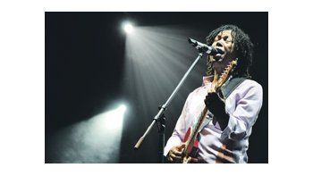 ámbito.com | Las piezas de Djavan son bien construidas, sencillas en su estructura, con melodías que se recortan y permiten el canto y la danza colectivos.
