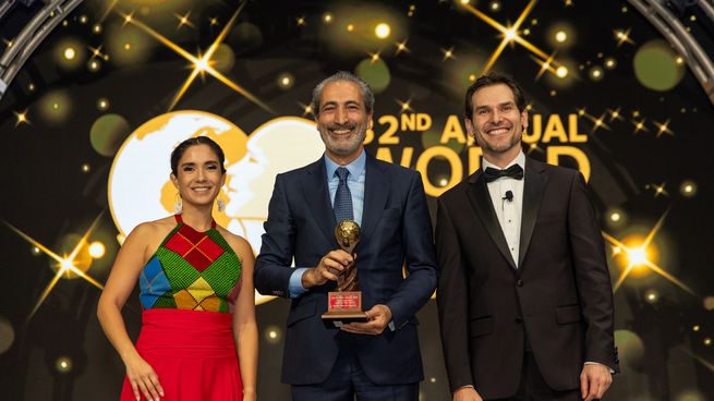 Víctor Zafer Dönmez, Managing Director LATAM Meliá Hotels International con el premio en la ceremonia de entrega en Cancún.