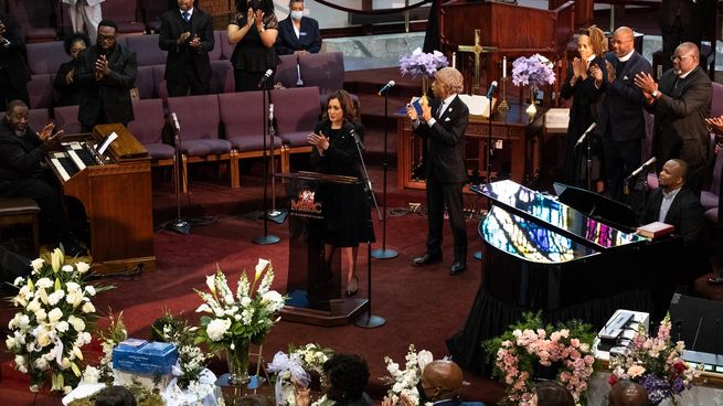 Kamala Harris en el funeral de una de las víctimas de la masacre del supermercado en Buffalo.&nbsp;