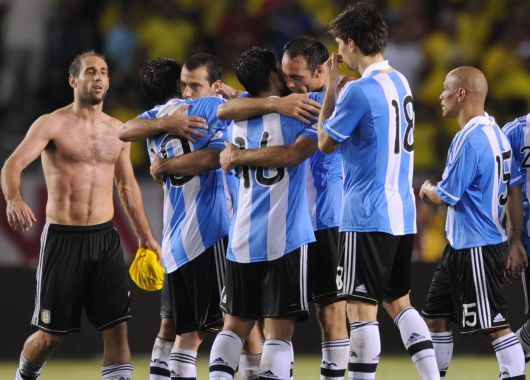 Festejo. Argentina se abraza luego del gran triunfo ante Colombia en Barranquilla.