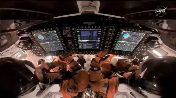 Los tripulantes, minutos antes de comenzar la fase de reingreso. Los tripulantes, minutos antes de comenzar la fase de reingreso.