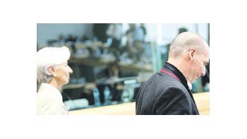 La titular del FMI, Christine Lagarde, acompaña al ministro griego de Finanzas, Yanis Varufakis, ayer durante las negociaciones en Bruselas.