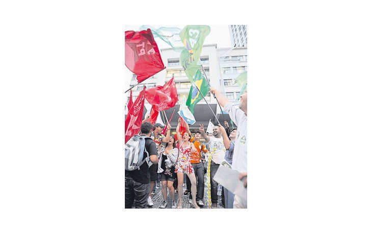 ámbito.com | Militantes de la candidatura de Dilma Rousseff y de la ecologista Marina Silva se cruzaron frente a la Estación Central de Río de Janeiro