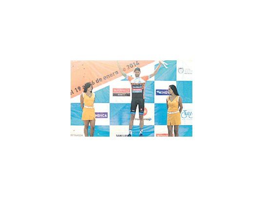 El estadounidense Phillip Gaimon, del equipo Garmin Sharp, fue elganador de la primera etapa y lo festeja en lo más alto del podio.