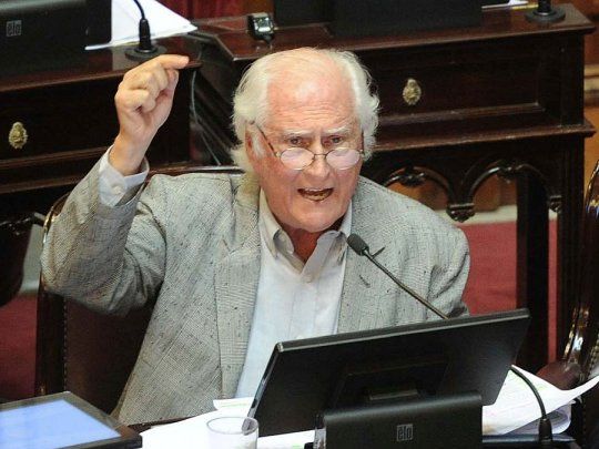 Los comienzos de los 90´ marcan su irrupción de lleno en el mundo de la política.