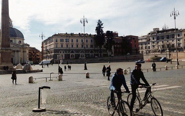 Sin movimiento. Las plazas están vacías.