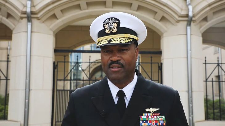 Holsey, con m&aacute;s de 30 a&ntilde;os de servicio, es una figura clave en la seguridad regional y la protecci&oacute;n de rutas mar&iacute;timas globales.