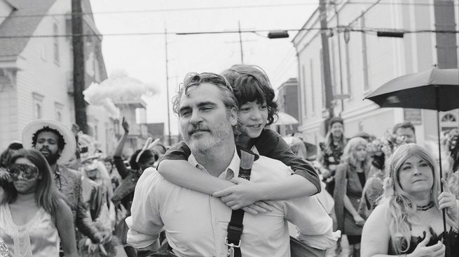 c’mon, c’mon. Phoenix sobreactúa más que cuando recibió el Oscar.