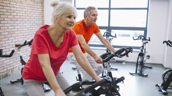 El ejercicio ideal para los adultos mayores, que alivia el dolor en la zona lumbar.