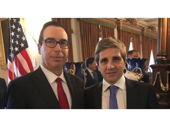 El secretario del Tesoro de ese país, Steven Mnuchin, junto al ministro de Finanzas, Luis Caputo en EEUU.