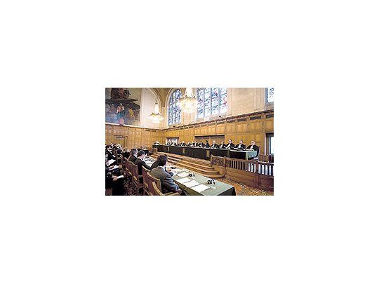 Panorama ayer de la sala donde se enfrentaron abogados de la Argentina y el Uruguay en elnuevo conflicto ante la Corte de Justicia de La Haya. Esta vez es por los cortes de los vecinosde Gualeguaychú a los puentes. En detalle, la representante argentina Susana Ruiz Cerutti.