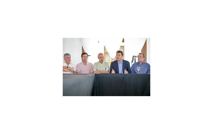 El diputado Sergio Massa junto a Roberto Lavagna, Carlos Reuntemann y otros referntes durante la reujnn de la Mesa Nacional del Frente Renovador.