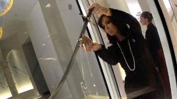 En mayo de 2015 Cristina Fernández de Kirchner trasladó elcélebre sable corvo de José de San Martín (“la espada que liberó a mediocontinente”) al Museo Histórico Nacional, destino de su donación original. Allóquedó en exhibición permanente bajo custodia de los Granaderos a Caballo.