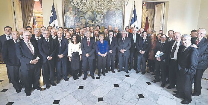 Misión de Empresarios. Una vasta delegación fue a Santiago de Chile y pasó por el Palacio de La Moneda.