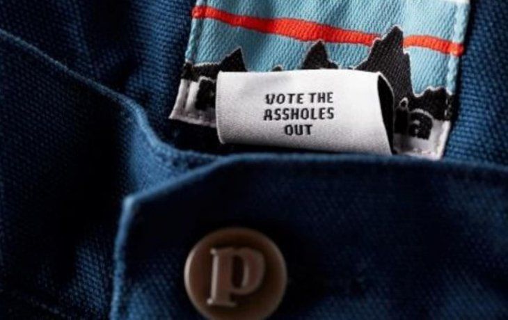 Vote the assholes out, el mensaje en los pantalones de la marca deportiva Patagonia.