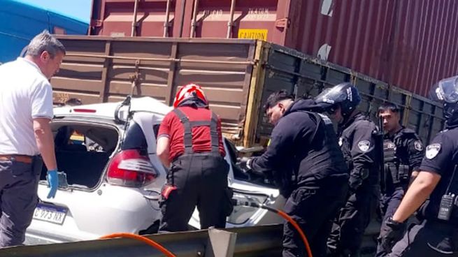 Bomberos voluntarios de Escobar trabajaron más de una hora para rescatar a los dos ocupantes del auto que quedó incrustado debajo del camión sobre la Panamericana.