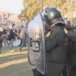 La Policía avanzó sobre seguidores del Indio Solari antes de la Misa Ricotera en Plaza de Mayo. La Policía avanzó sobre seguidores del Indio Solari antes de la Misa Ricotera en Plaza de Mayo.