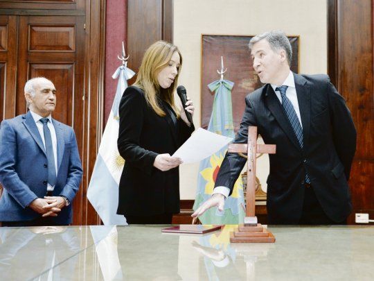 ceremonia. De negro, Vidal le tomó ayer juramento al reemplazante de Lacunza en la cartera de Hacienda bonaerense, Damián Bonari.