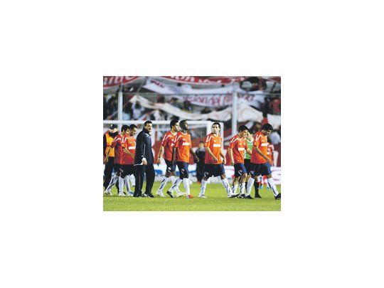 La salida de los jugadores de Independiente después de la derrota con Boca. Esta noche juega otra vez ante su hinchada.