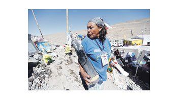 Silvia Segovia, hermana del minero rescatado Darío Segovia, se lleva una figura religiosa mientras desmantela su sector en el campamento Esperanza. Los parientes de los trabajadores no quieren que éstos vuelvan a trabajar bajo tierra.