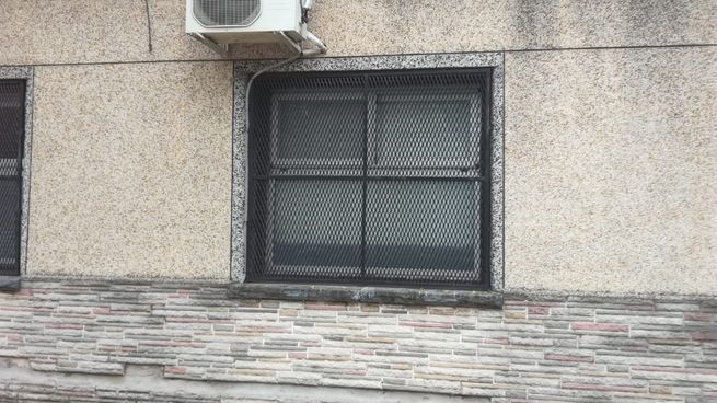 La ventana por donde logró escapar la mujer de Haroldi Conti con dos de sus hijos.