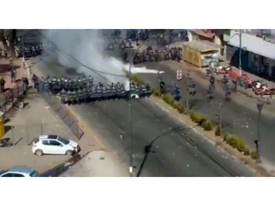 La feroz respuesta de la policía provincial ante la llegada de la columna de trabajadores del Astillero Río Santiago a la puerta de la gobernación platense.