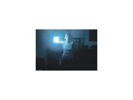 Aunque imperfecta y rebuscada, «La casa muda» es una película original formal y narrativamente (está contada en tiempo real) y, que sobre todo, cumple con creces con su objetivo de asustar ya desde la banda sonora.