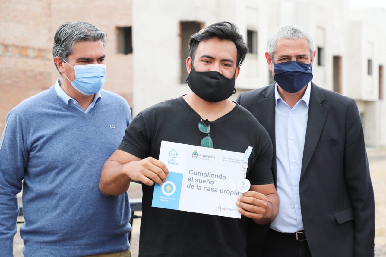 ferraresi y capitanich entregaron viviendas y creditos hipotecarios en chaco ferraresi y capitanich entregaron viviendas y creditos hipotecarios en chaco