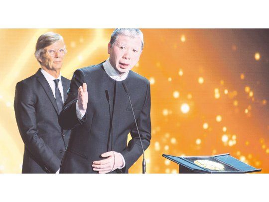 Vencedor. El cineasta chino Xiaogang Feng agradece la Concha de Oro por “No soy Madame Bovary”