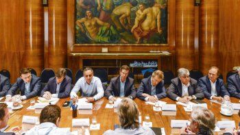 Encuentro. El secretario de Energía, Gustavo Lopetegui (de espaldas), se reunió con los principales directivos de YPF, Tecpetrol, PAE, Total y CGC.