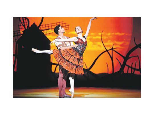 La argentina Marianela Núñez, estrella del Royal Ballet de Londres, con el cubano Carlos Acosta en “Don Quijote”, una de las obras que integrarán la gira por Estados Unidos.