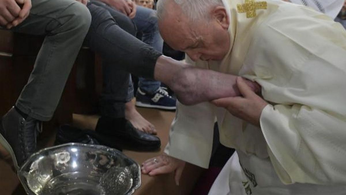 Pope Francis washes the feet of 12 prisoners in Rome