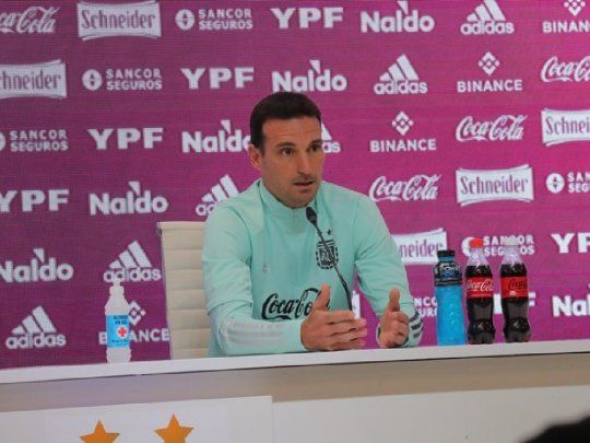 scaloni conferencia.jpg