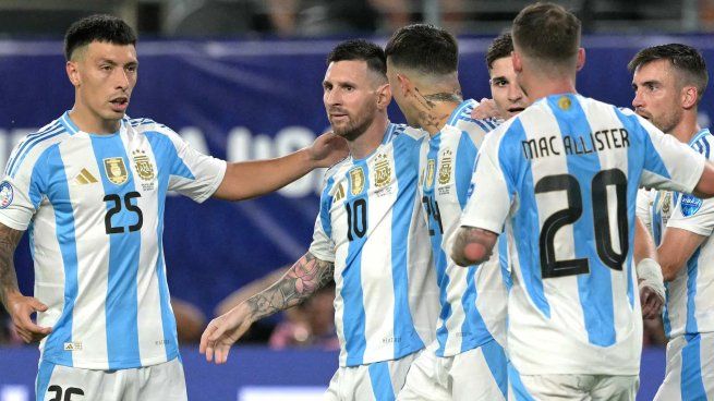 Todos van con Messi. El diez argentino volvió a convertir para clasificar a la Selección a una nueva final.