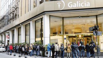 Clientes al dente. En la primera jornada del control de cambios las sucursales recibieron ayer una mayor afluencia de clientes bancarios. Consultas, operaciones y dudas por doquier.