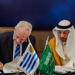 Uruguay cierra acuerdo con Arabia Saudita para proteger inversiones y abrir mercados. Uruguay cierra acuerdo con Arabia Saudita para proteger inversiones y abrir mercados.