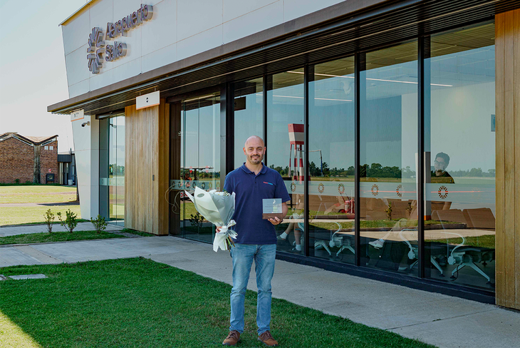 El pasajero número 10.000 recibió una placa conmemorativa y obsequios al bajar del avión. El pasajero número 10.000 recibió una placa conmemorativa y obsequios al bajar del avión.