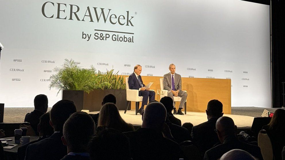 La edición 2026 de CERAWeek no será una más. La guerra en Medio Oriente, el salto del petróleo, la presión sobre los sistemas eléctricos y el avance de la IA configuran un escenario donde la energía vuelve al centro de la escena global.