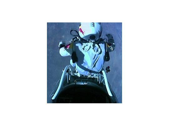 El austríaco Felix Baumgartner en el momento del salto.