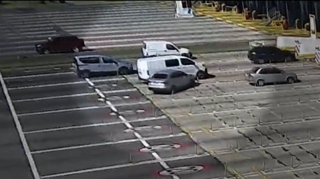 Los vehículos casi chocan en la autopista Buenos Aires-La Plata.