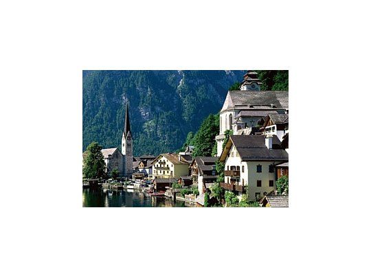 Tiene unos mil habitantes y está ubicado a la orilla de un lago.