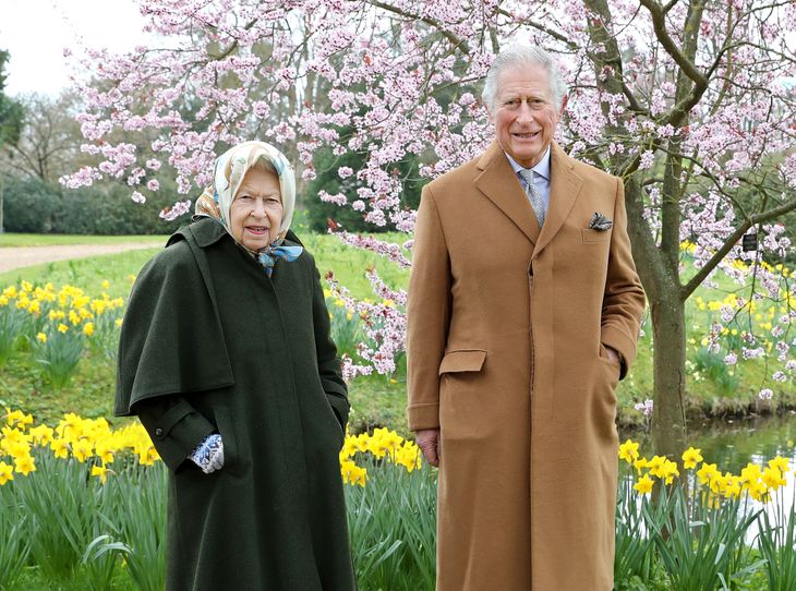 La reina Isabel II y el príncipe Carlos.