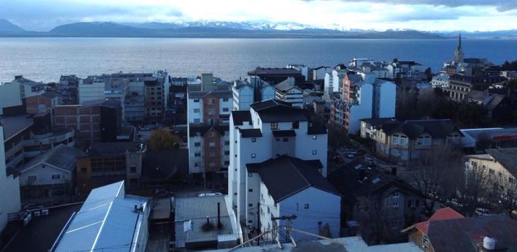 Vista hacia el Lago Nahuel Huapi en San Carlos de Bariloche, una ciudad muy demandada en verano también Vista hacia el Lago Nahuel Huapi en San Carlos de Bariloche, una ciudad muy demandada en verano también