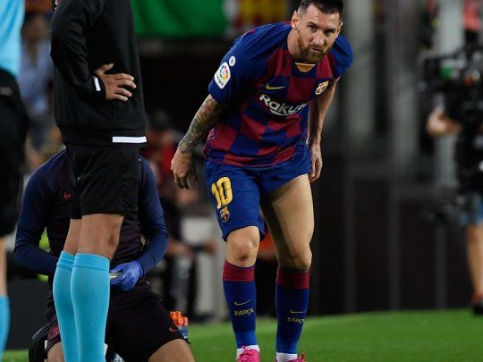 Messi se retiró lesionado en el entretiempo.