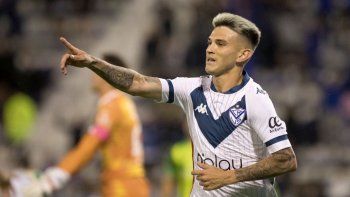 Luca Orellano de Vélez festeja su gol en el partido que están jugando frente a Aldosivi por la primer fecha de la Copa de la Liga.