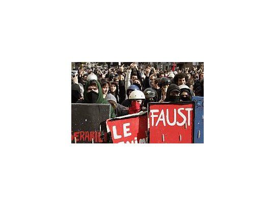 Miles de alumnos se movilizaron en todo el país en protesta contra la reforma de educación que trata el Senado.
