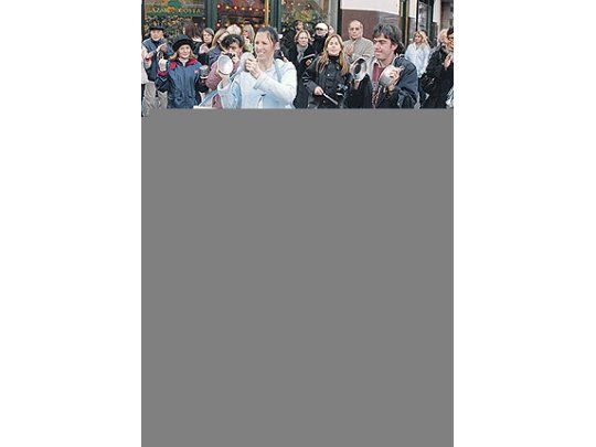 Los cacerolazos en barrios como Recoleta y Belgrano convocaron más público que la marcha del sábado a Plaza de Mayo. Frente a la quinta de Olivos, manifestantes a favor del campo fueron desplazados por militantes del PJ que bajaron, con palos, de tres micros.