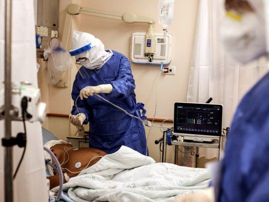 DÉJÀ VU. Aunque lejos de un colapso, los hospitales de Israel registran los efectos de la expansión de la variante delta del coronavirus. En la foto, un médico atiende a un paciente en el hospital Beilinson, de Petah Tikva.