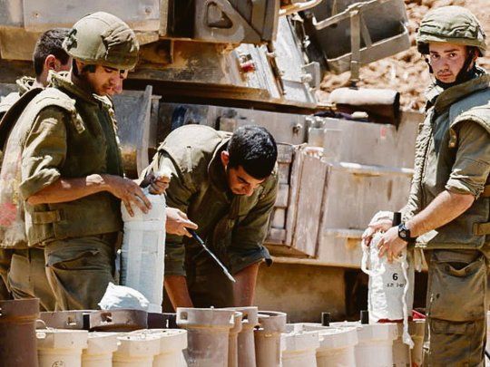 PREPARACIÓN. Soldados israelíes se replegaron ayer de emergencia para ingresar al enclave. El Ministerio de Defensa israelí no reveló el número de uniformados que fueron movilizados.